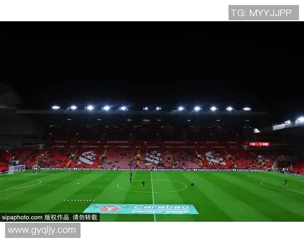 足球明星的家人齐聚球场展现球技家庭温馨时刻尽显运动魅力